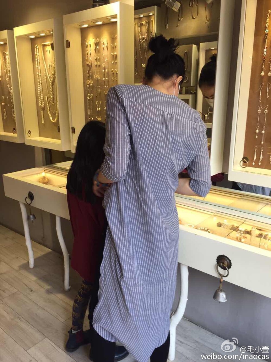 王菲帶小女兒李嫣現身大理低調逛街 腹部平坦疑真空上陣