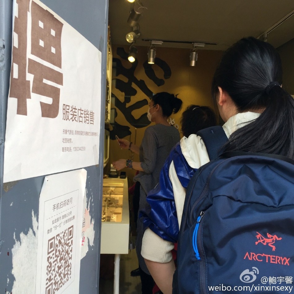 王菲帶小女兒李嫣現身大理低調逛街 腹部平坦疑真空上陣