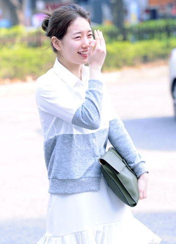 李敏鎬女友秀智素顏出街 皮膚水靈遮臉顯嬌羞