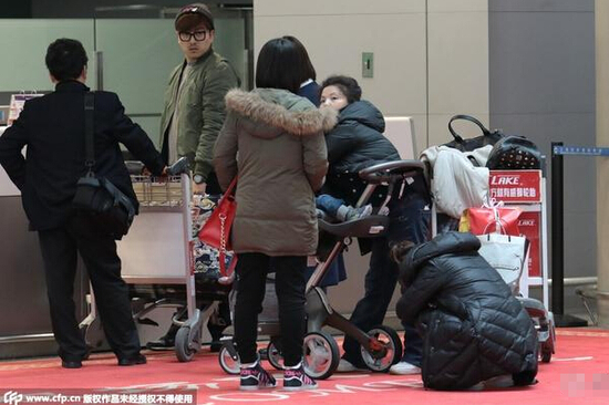 何潔攜子現身機場 面容憔悴蹲地休息