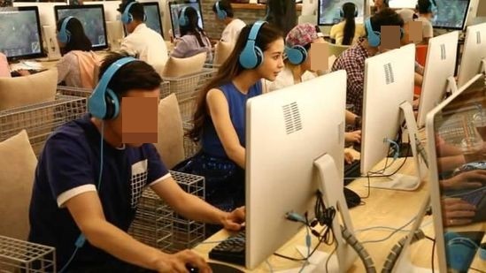 Angelababy變網癮少女 網吧打游戲超專業 
