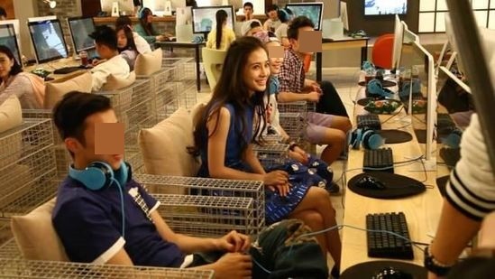 Angelababy變網癮少女 網吧打游戲超專業 