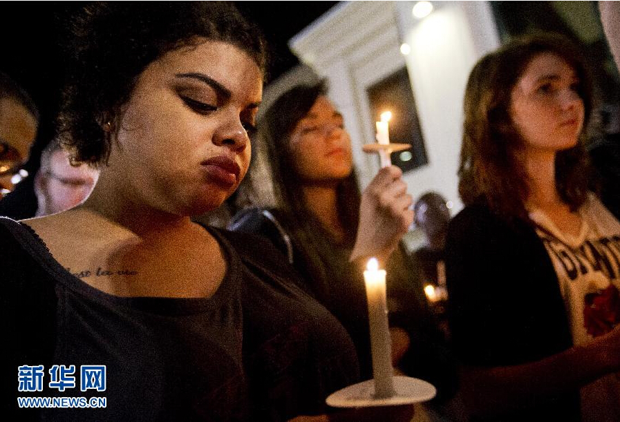 美國民眾悼念白人警察槍殺黑人 白人警察已被解雇并面臨謀殺指控