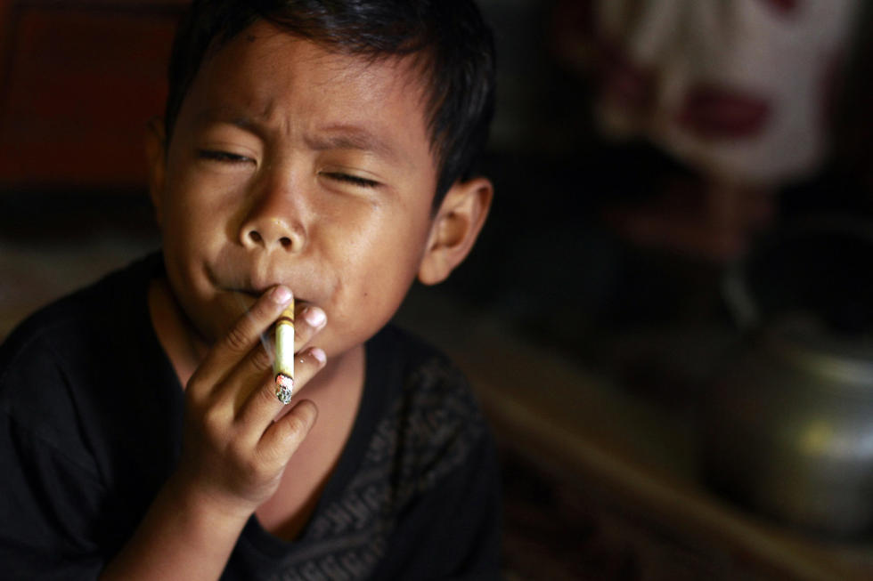 印尼7歲男童吸煙近四年 每天吸煙十余根 (圖)