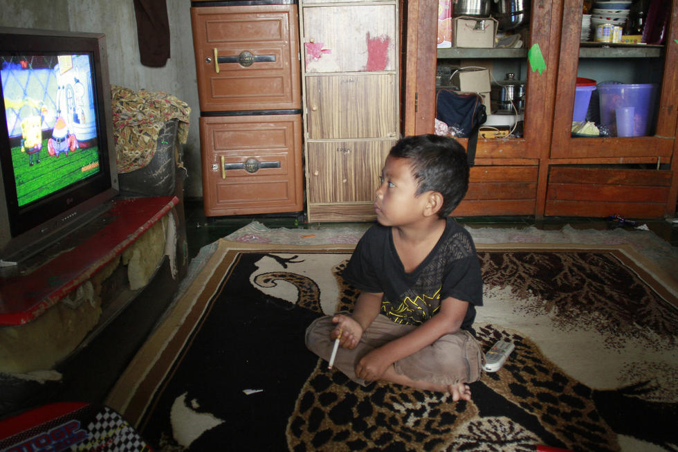 印尼7歲男童吸煙近四年 每天吸煙十余根 (圖)