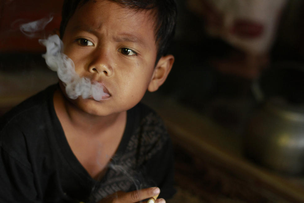 印尼7歲男童吸煙近四年 每天吸煙十余根 (圖)