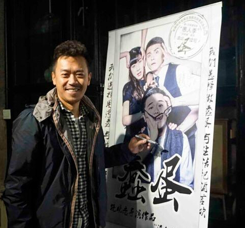 王學兵涉毒后現身 攜妻看戲不時面露微笑