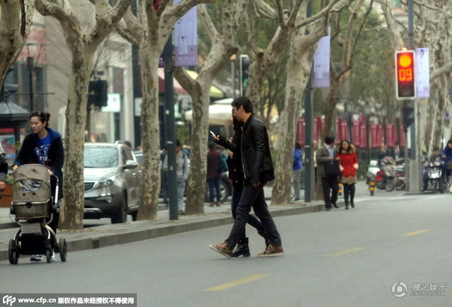 王思聰開豪車疑密會新歡 二人穿情侶皮衣逛商場