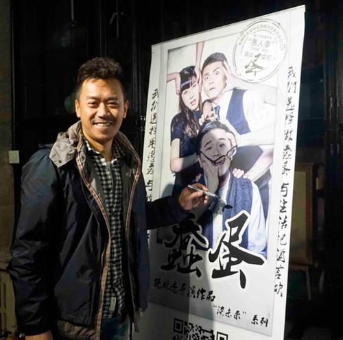 王學兵涉毒后首次現身 攜妻子觀看戲劇不時面露笑容