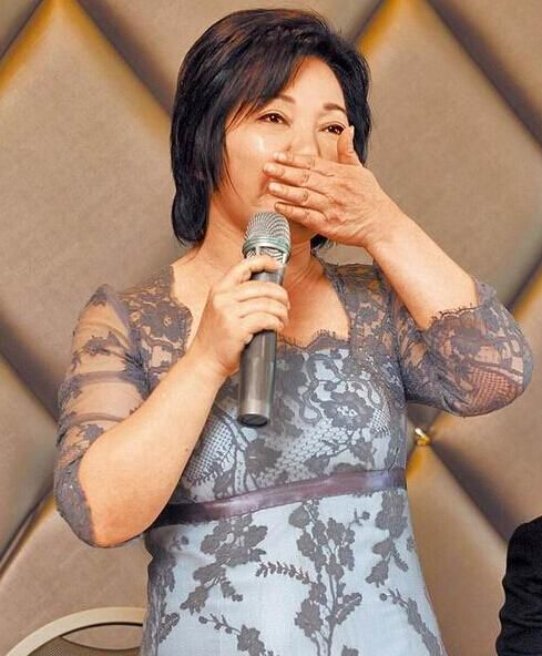 白冰冰發布會否認買兇殺人 自曝自己先遭砍傷