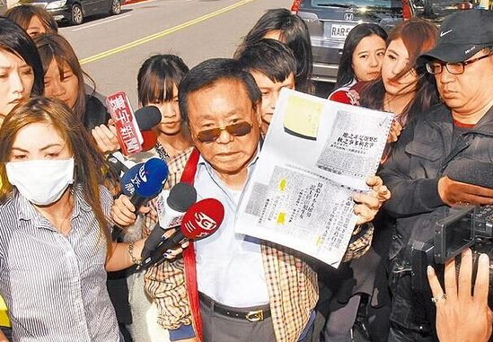 白冰冰發布會否認買兇殺人 自曝自己先遭砍傷