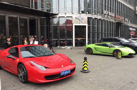 事發前唐于二人的駕車被拍到相鄰而停