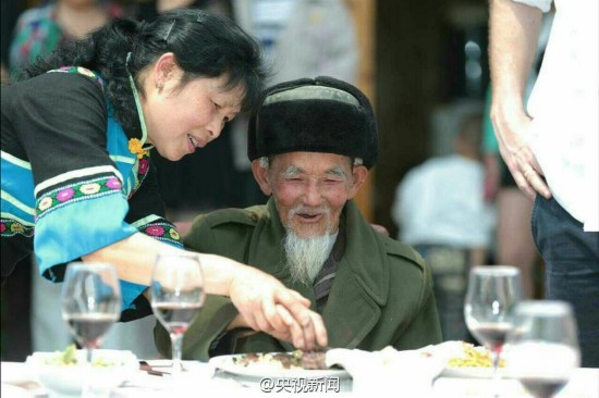 兒媳網(wǎng)購大餐孝敬公公 聘外國大廚一左一右伺候老人吃西餐