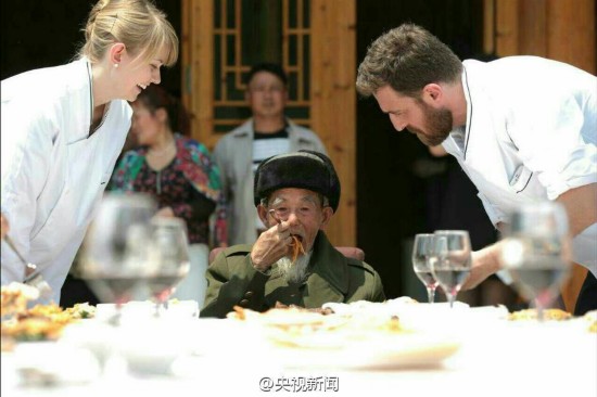 兒媳網(wǎng)購大餐孝敬公公 聘外國大廚一左一右伺候老人吃西餐