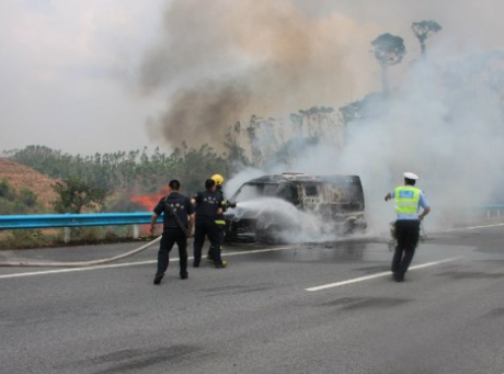 廣西運(yùn)鈔車起火11箱鈔票燒毀 如何驗(yàn)證被燒毀的11箱是真錢？