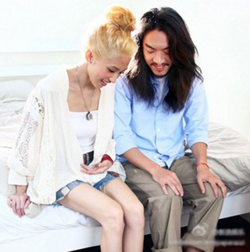 戴佩妮登記結(jié)婚 微博宣布喜訊甜蜜曬喜帖