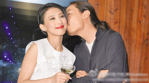 戴佩妮登記結(jié)婚 微博宣布喜訊甜蜜曬喜帖