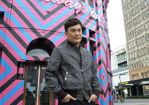 張信哲春節(jié)在澳洲開唱 華人歌迷街頭搶拍合照