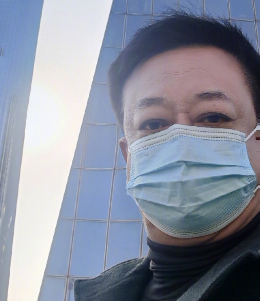 朱軍重返央視工作，今日曬出與央視大樓的合影。
