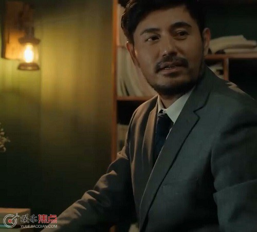 鮫在水中央梁海濤為什么穿西裝