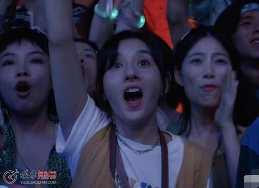 熱烈陳爍手上為什么帶皮筋