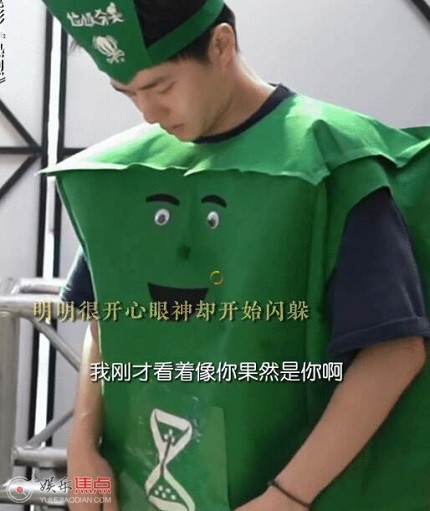 熱烈陳爍手上為什么帶皮筋