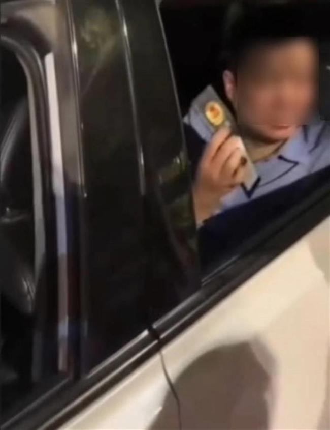 河南遇查酒駕掏警官證的民警被免職 政務記大過處分