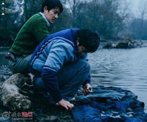 河邊的錯誤講了什么故事