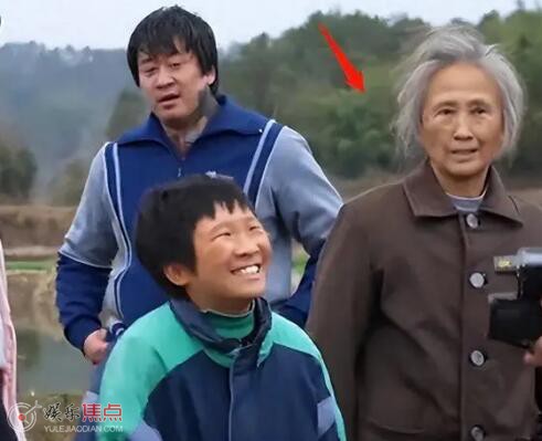 河邊的錯誤幺四婆婆下跪什么意思