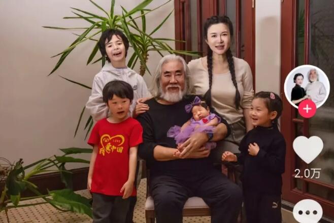 張紀中四胎女兒迎來滿月 夫妻倆曬全家福慶祝