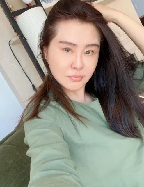 57歲王祖賢曬自拍照 五官與年輕時相比有了明顯變化