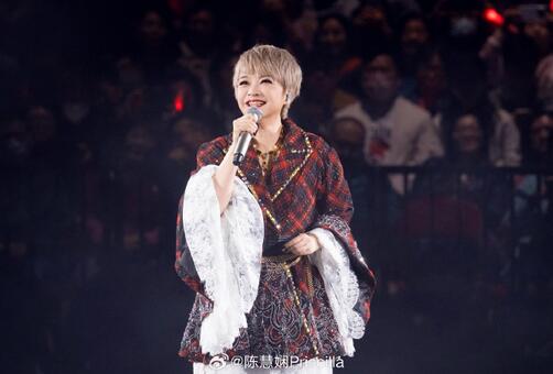 59歲陳慧嫻演唱會(huì)摔倒 不忘自我調(diào)侃
