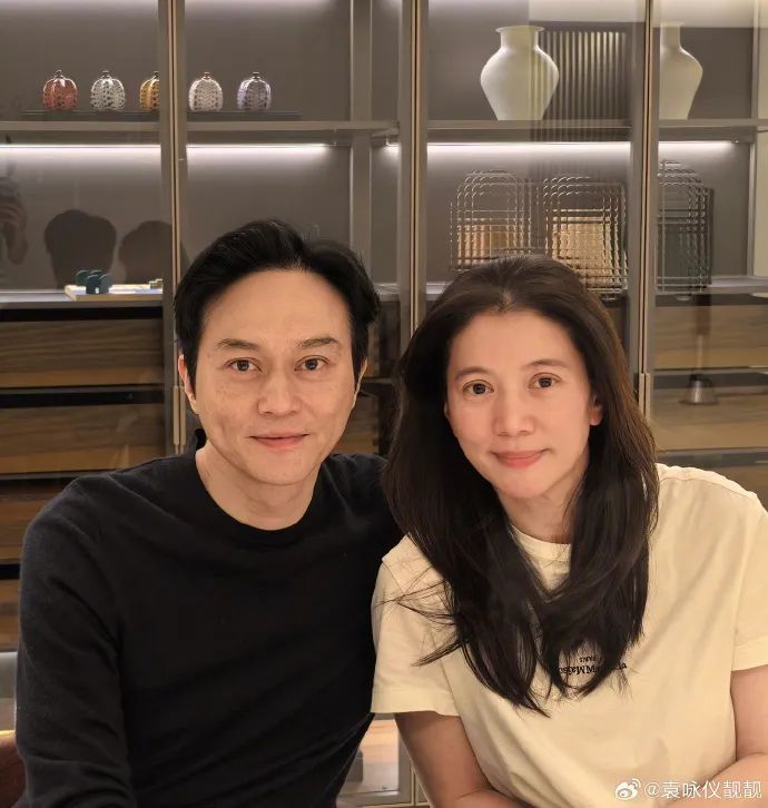 袁詠儀慶祝與張智霖結婚24周年 兩人素顏狀態好