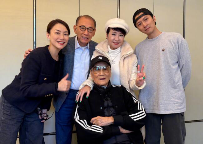 霍汶希曬與謝霆鋒一家合影 謝賢和狄波拉罕見亮相