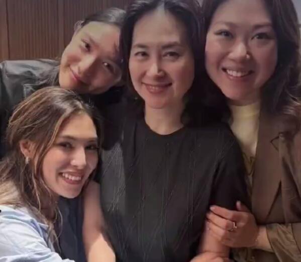 何超瓊曬和三個干女兒聚餐照 狀態好