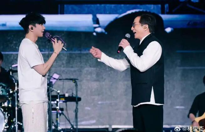 林俊杰曬與成龍同臺照 兩人將有合唱單曲 