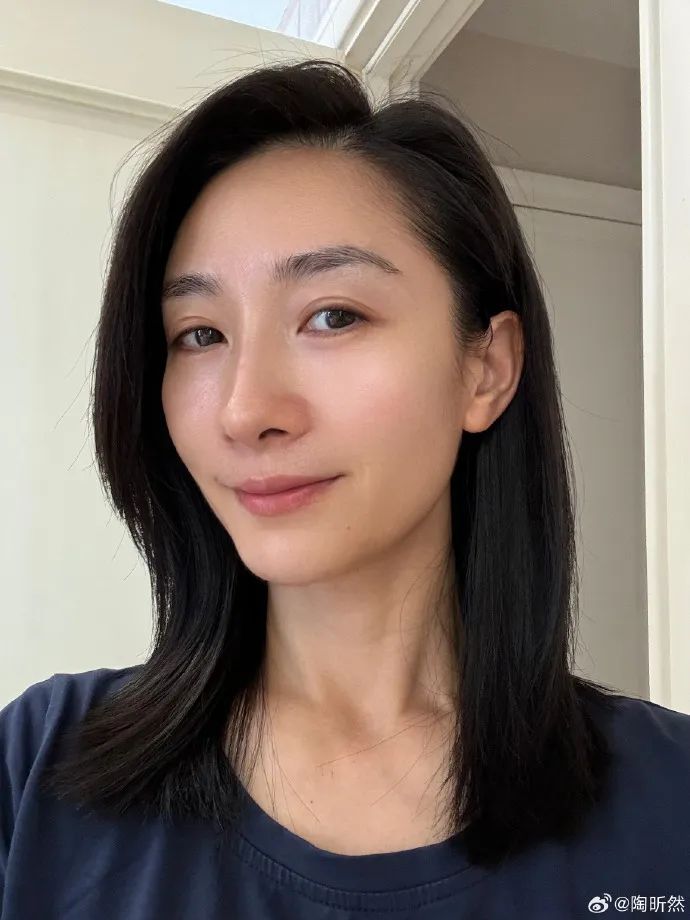 陶昕然曬懟臉素顏照 網友：40歲這種狀態 吃了防腐劑嗎？