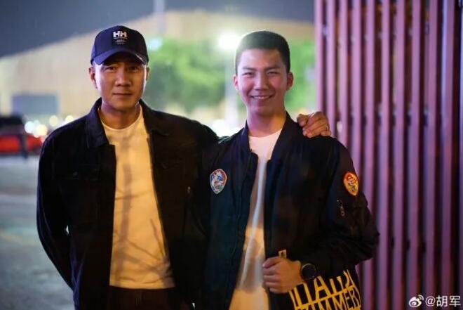 胡軍攜兒子康康亮相<a href='http://www.se0552.com/ent/yinyue/' target='_blank'><u>音樂(lè)會(huì)</u></a> 康康和胡軍一樣高了