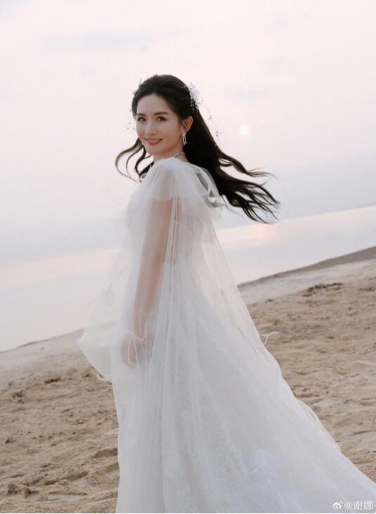 謝娜曬照慶祝44歲生日 感謝媽媽那年生下自己