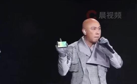張衛健在演唱會上掏出“老年卡” 求大家別欺負老人家