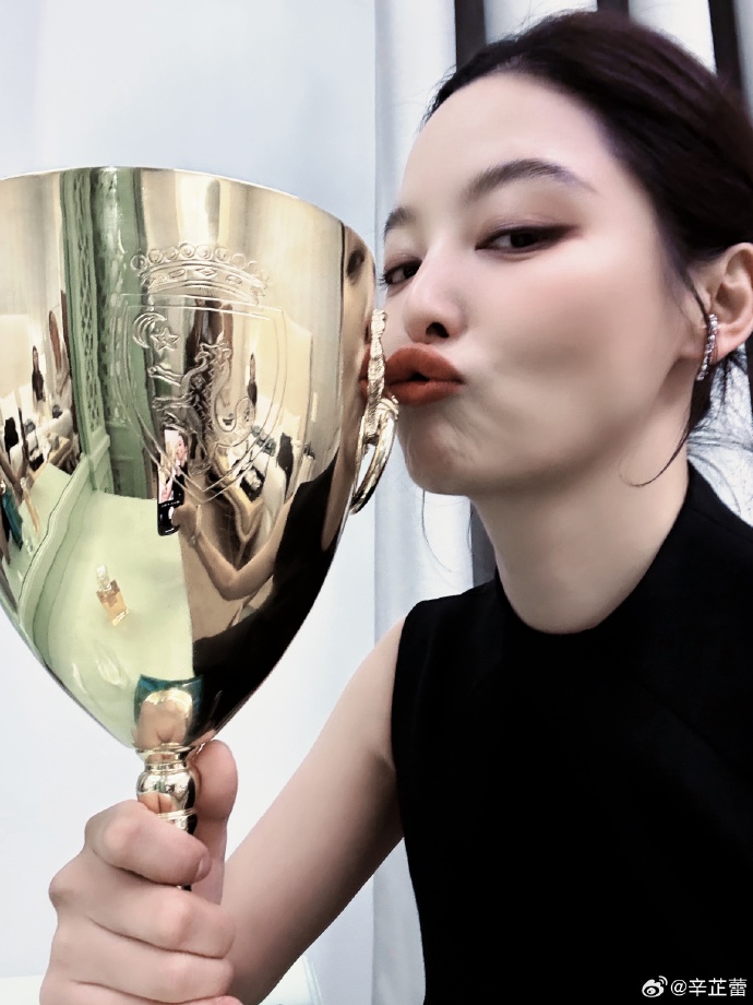 辛芷蕾獲威尼斯電影節(jié)最佳女演員獎(jiǎng) 李冰冰高葉發(fā)文祝賀