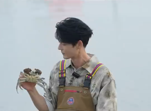 郭品超收麥子后養大閘蟹 曾回山東老家被偶遇