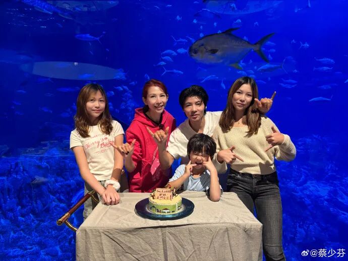 蔡少芬張晉為6歲兒子慶生 曬一家五口合影