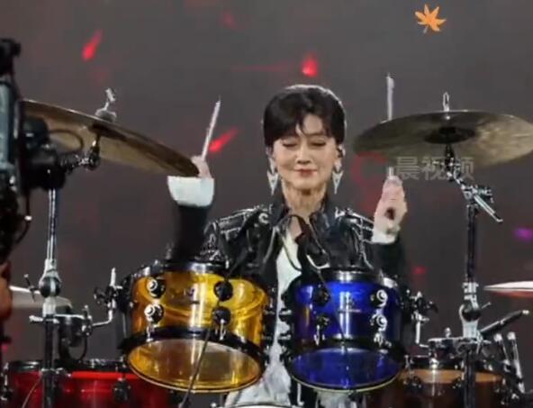 趙雅芝從藝50周年生日派對 打完架子鼓跳掃腿舞