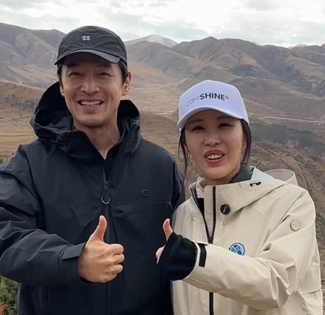 胡歌當田樸珺“爬山教練”  兩人成功登頂4200米